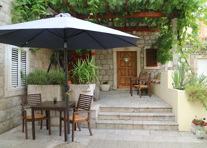Studio Apartments & Rooms Lela, Sipan Island