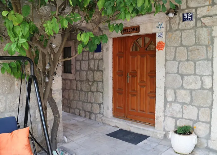 Studio Apartments & Rooms Lela, Sipan Island