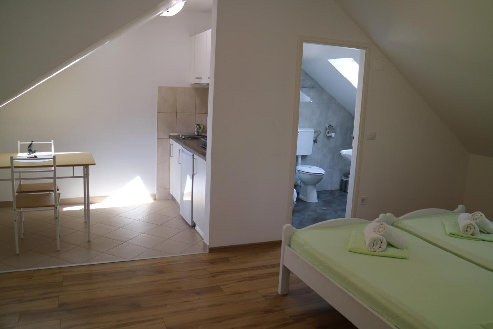 & Lela, Sipan Island Apartment *