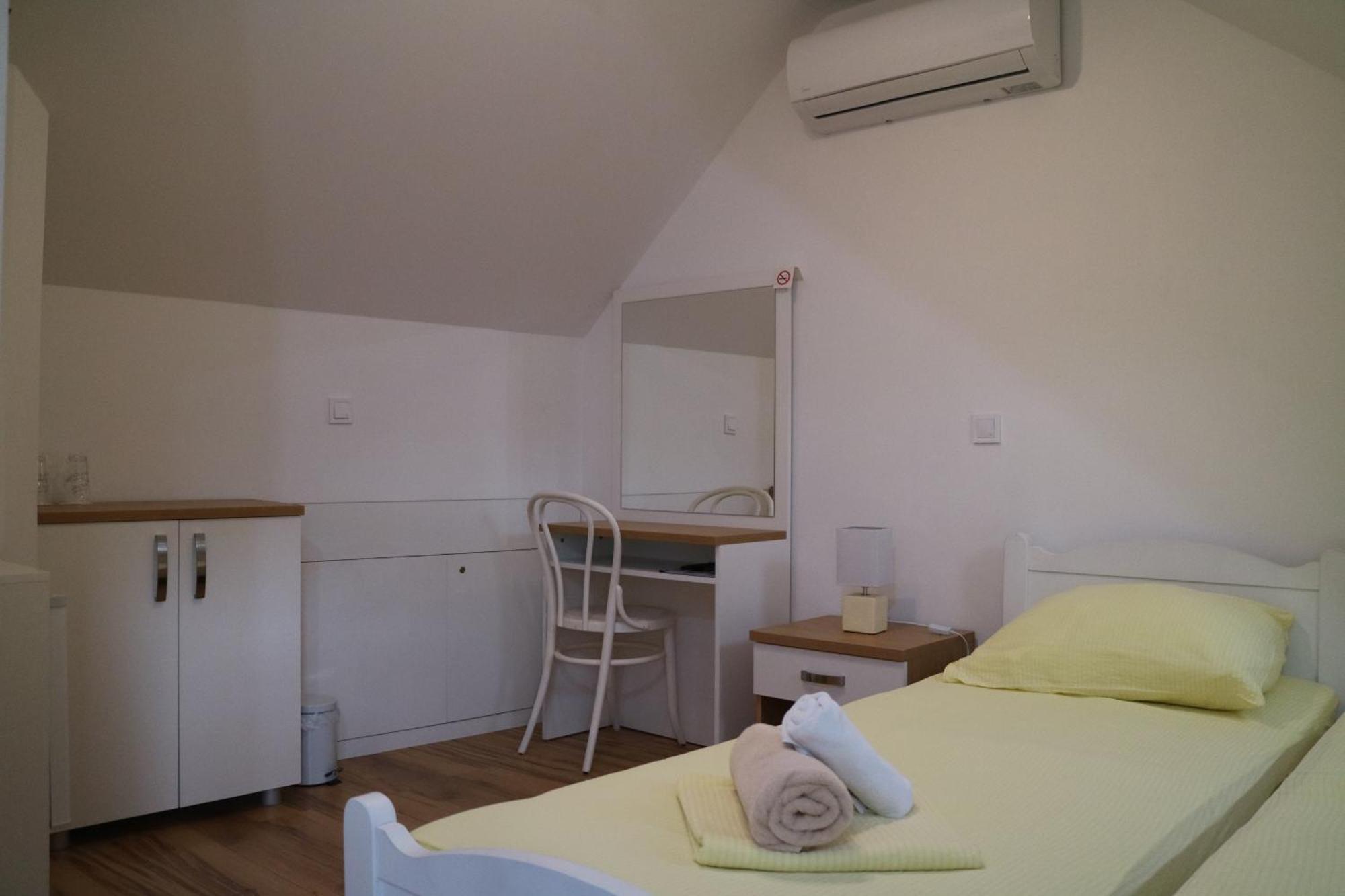 & Lela, Sipan Island Apartment *