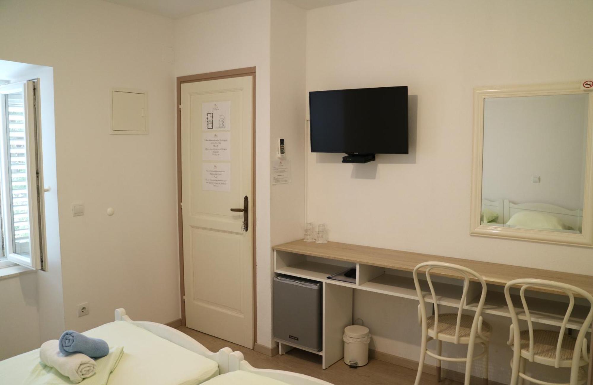 Apartment & Lela, Sipan Island *